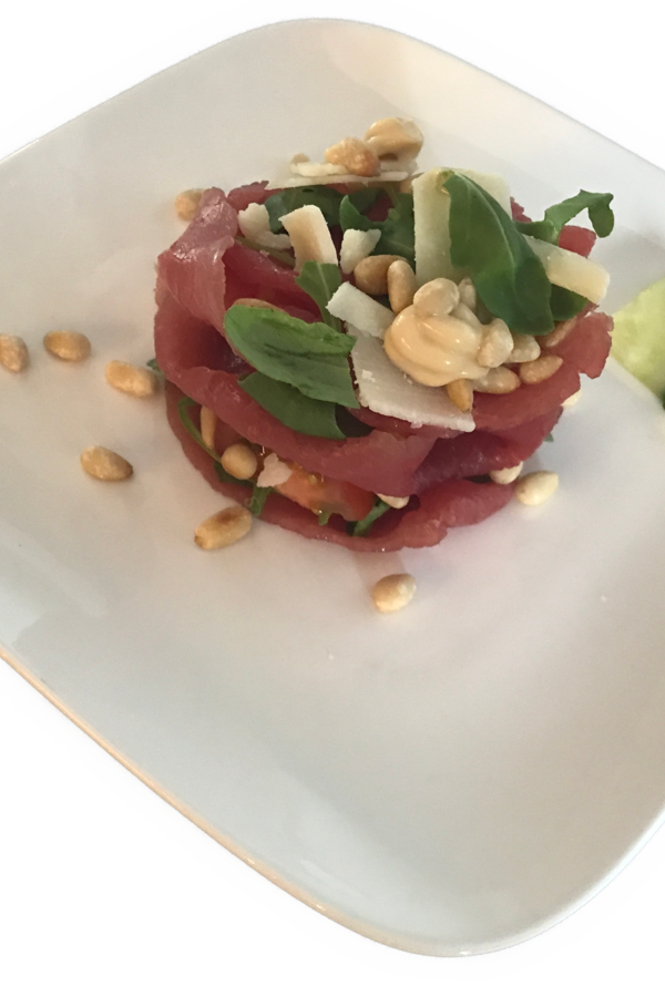 Carpaccio taartje met pesto en truffelmayonaise
